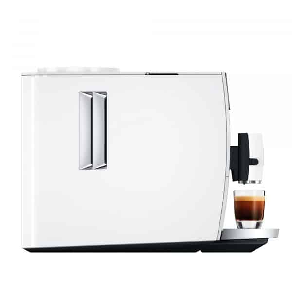 Jura ENA 8 Nordic White Rückseite mit Kaffee