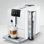 Jura ENA 8 Nordic White mit Latte Macchiato seitlich