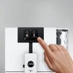 Finger bedient Touchdisplay der Jura ENA 8 Nordic White