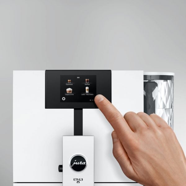 Finger bedient Touchdisplay der Jura ENA 8 Nordic White